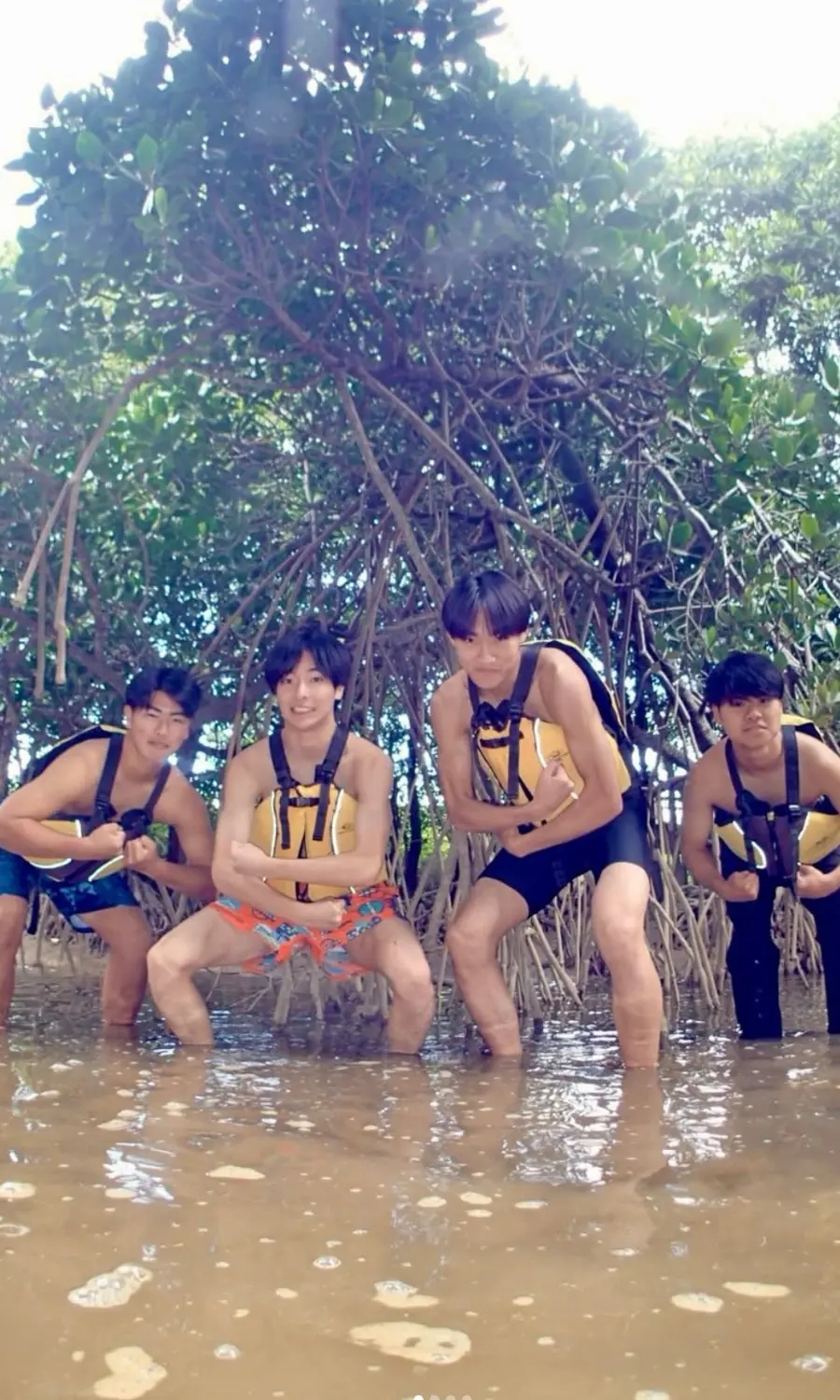 友達同士で楽しむマングローブカヤック。並んで漕ぎながら自然を感じている様子