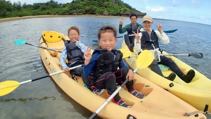 マングローブカヤックの様子（緑に囲まれた水路をゆっくり進む）