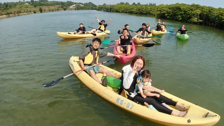 マングローブカヤックの様子（穏やかな川で自然を感じながら進む）