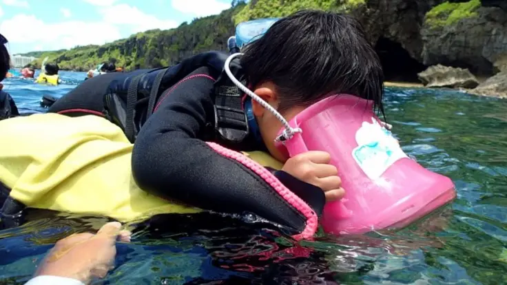 アンダゴのシュノーケリング。家族で沖縄の海を楽しむ雰囲気