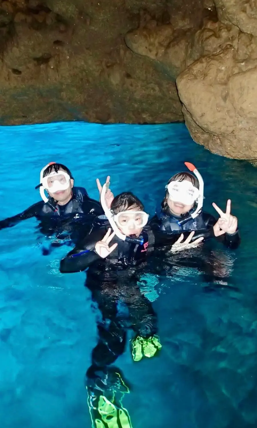 アンダゴのシュノーケリング。沖縄の海で魚を眺めながら楽しむ様子