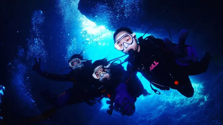 沖縄の透明な海で体験ダイビングを楽しむ様子