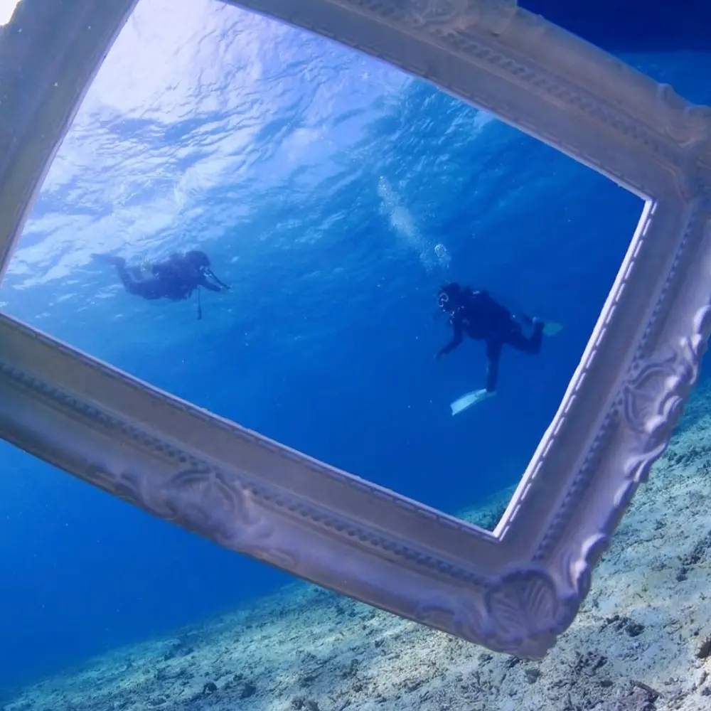 海の体験を写真や動画で残しているイメージ（思い出づくり）