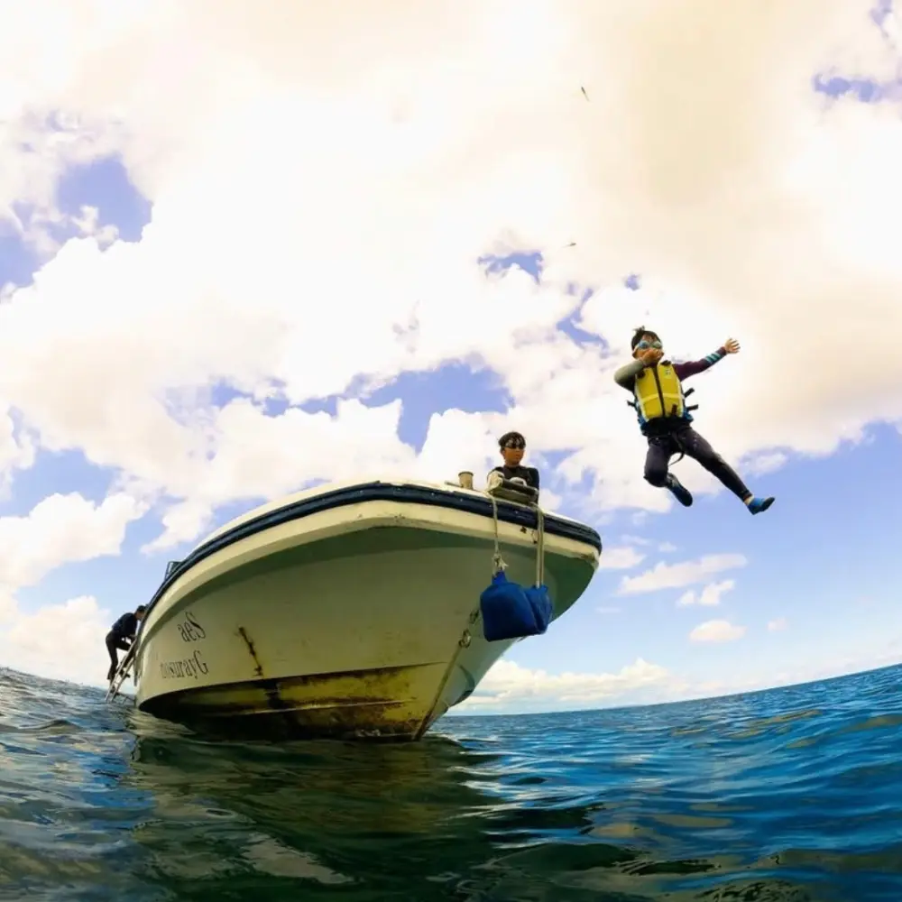 混雑を避けて北部の穴場スポットでのんびり海遊びをしているイメージ（子ども連れにも）