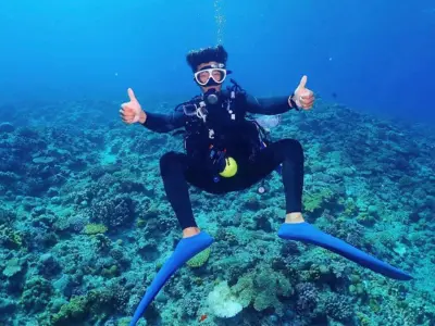 シンプルマリンサービスのスタッフ。沖縄の海で体験ダイビングやシュノーケリングをやさしくサポートしている様子