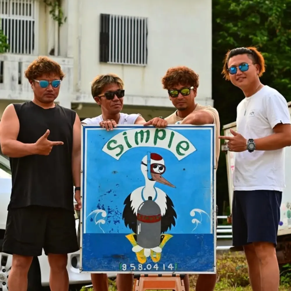 ベテランスタッフが近くで見守りながら案内しているイメージ