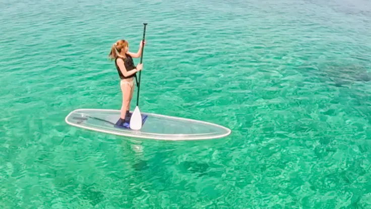 のんびり一人旅でクリアサップを体験して沖縄の海あそびを楽しんでいる写真（沖縄アクティビティクリアサップ）