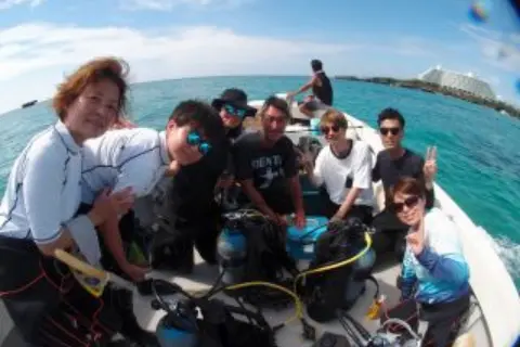 沖縄で高齢の方と子供が一緒にマリンアクティビティに参加している