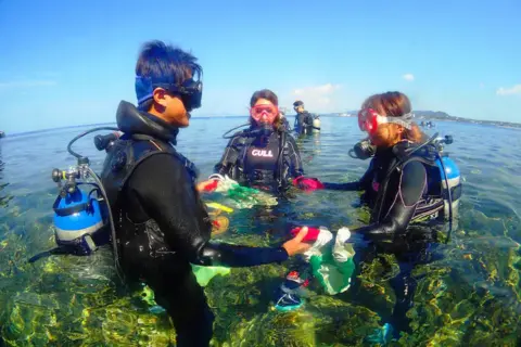 沖縄でセット体験を楽しめるアクティビティに女性2人が参加している