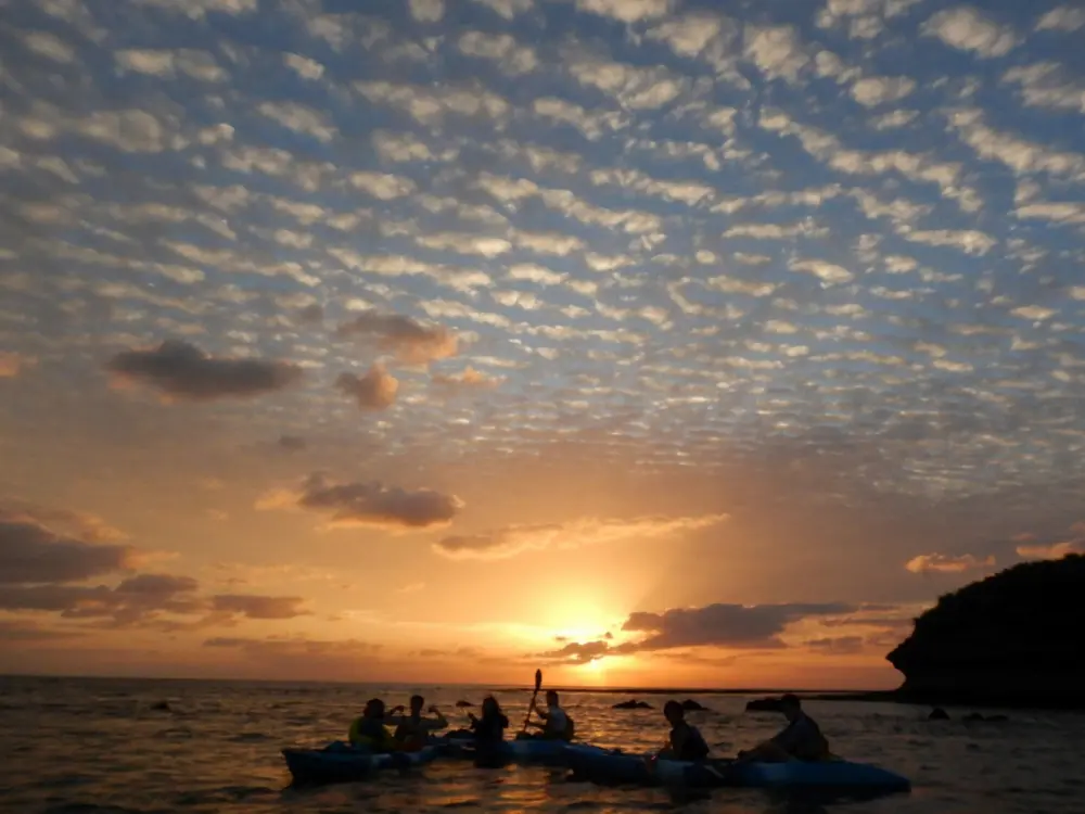 沖縄の海で夕日を眺めるサンセットツアーのイメージ