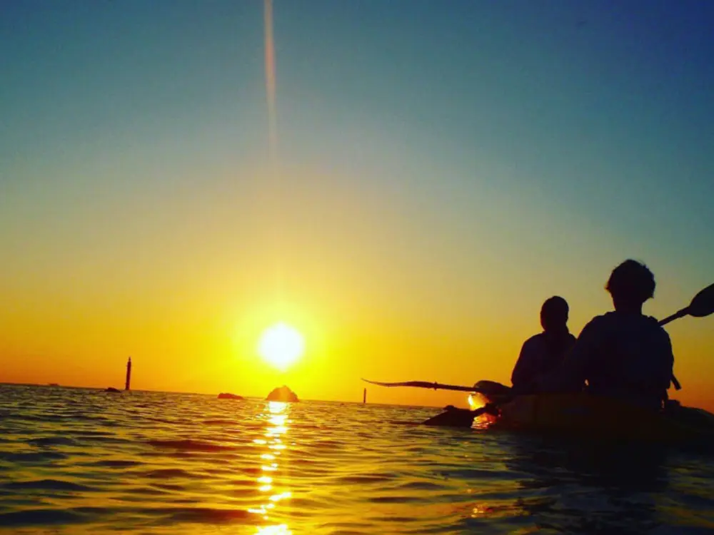 沖縄の夕暮れに空と海がオレンジ色に染まるサンセット風景