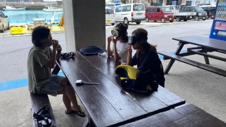 体験ダイビングの前にスタッフから説明を受けている様子